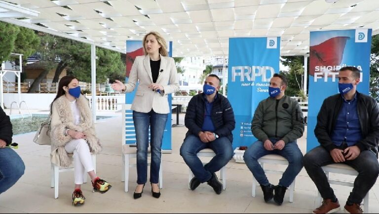 Ina Zhupa me të rinjtë në Sarandë: Premtojmë më shumë vende pune dhe shkollim më të mirë