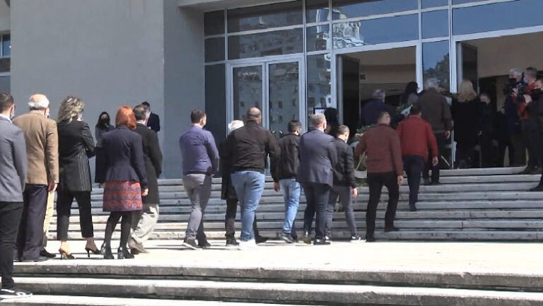 Nisin homazhet në nderim të Bashkim Finos