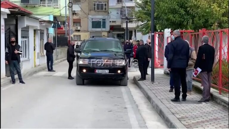 Popullin e ndjek covidi, Ramën e ndjekin badiguardët!