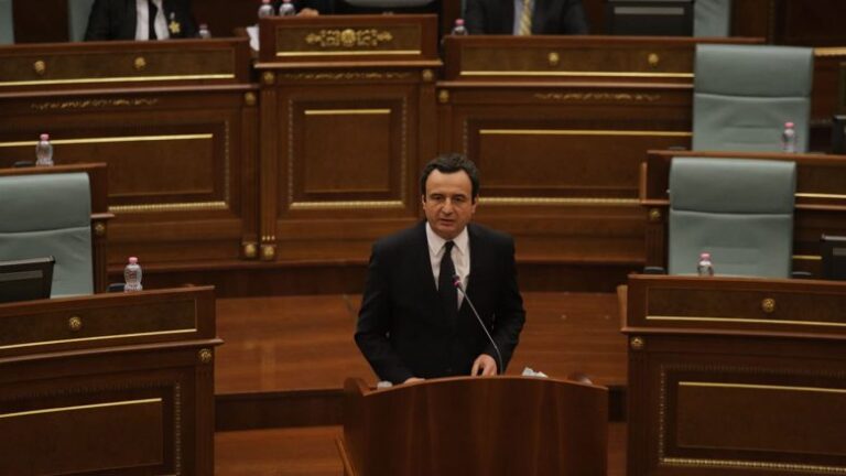 Albin Kurti prezanton programin dhe skuadrën. 3 zv/kryeministra dhe 6 gra si ministre