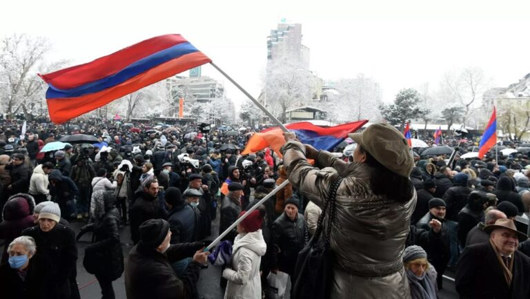 Protesta në Armeni, mijëra protestues futen në godinat qeveritare