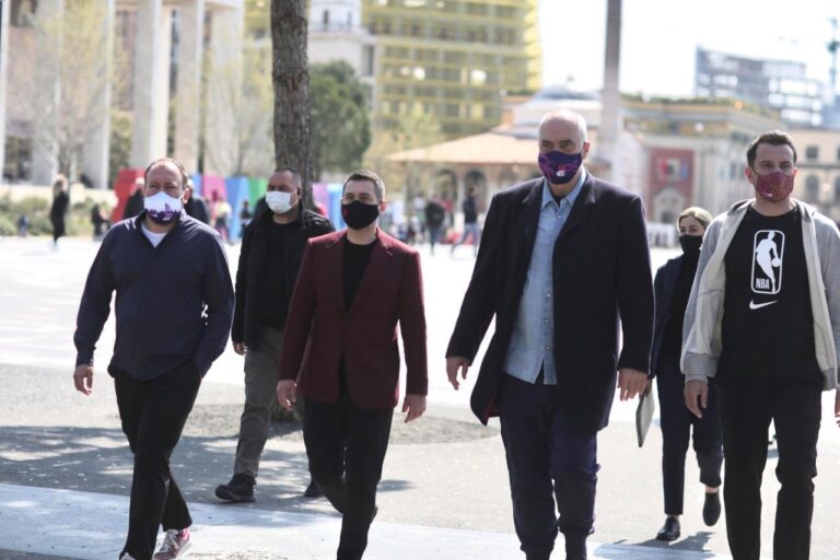 Rama dhe Veliaj përshkojnë në këmbë Bulevardin “Zogu i Parë” drejt gjimnazit “Sami Frashëri”