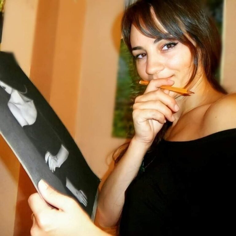 Brenda botës shumëngjyrëshe të piktores Shaze Art