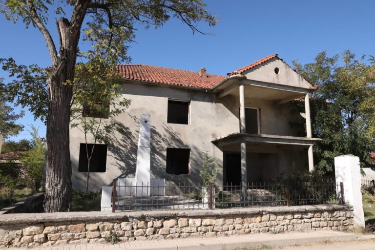 Shtëpia pa dritë e Dritëroit, degradon banesa muze