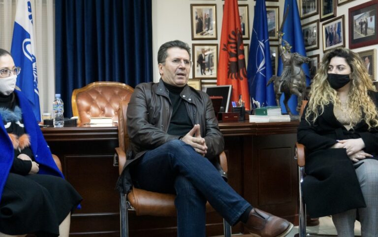 Mediu: Gjuha e Ramës tenton t’i mbajë shqiptarët larg procesit zgjedhor