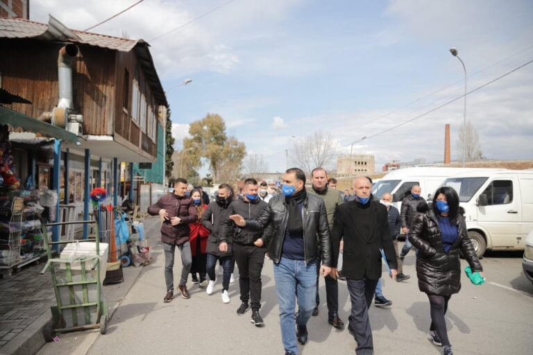 Belind Këlliçi viziton disa lagje të Tiranës: Familje të zhytura në borxhe të mëdha që presin me shpresë të shohin ndryshim