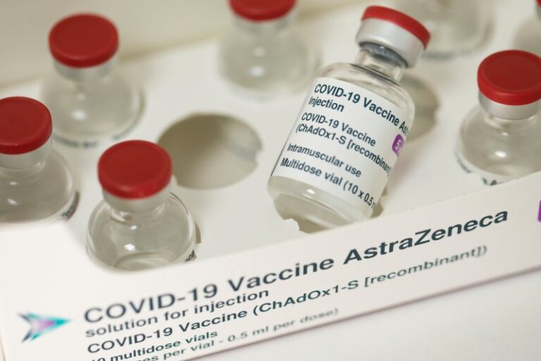 Teksa të gjitha vendet po e pezullojnë, AstraZeneca vazhdon të mbrojë vaksinën: Nuk ka rrezik