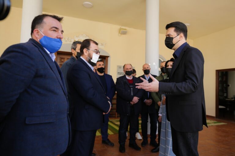 Basha takon myftiun në Kavajë: PD-ja ua ka borxh rikthimin e pronave