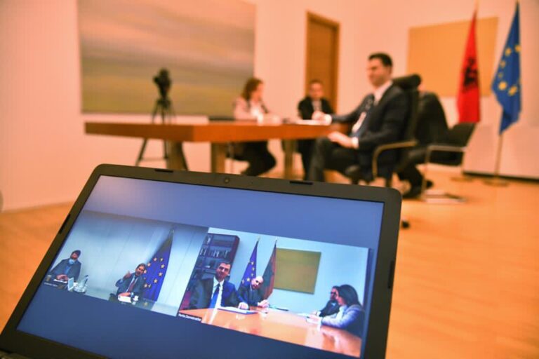 Komisioneri i BE: Opozita shqiptare, kontribut të jashtëzakonshëm për interesat kombëtare