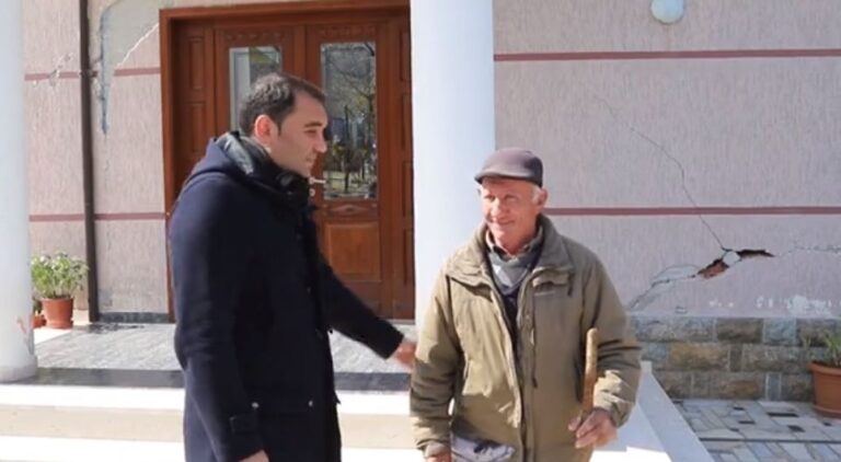 Belind Këlliçi takon kryefamiljarin e prekur nga tërmeti: T’i hapim rrugë vendit për një kryeministër normal