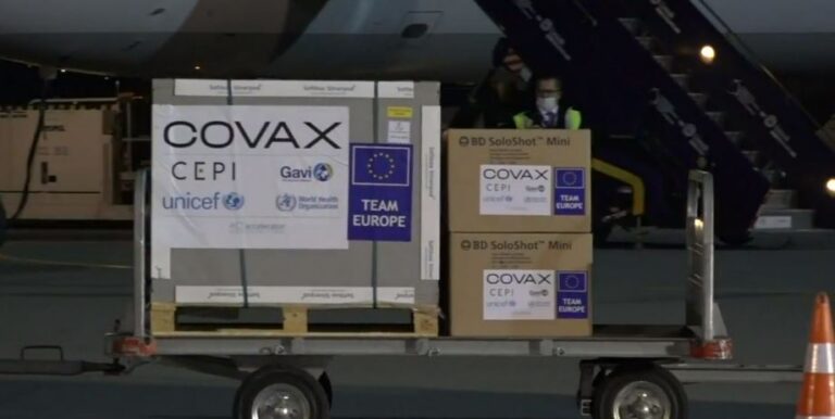Vaksinat e para anti-covid mbërrijnë në Kosovë, Kurti pret 100 mijë doza