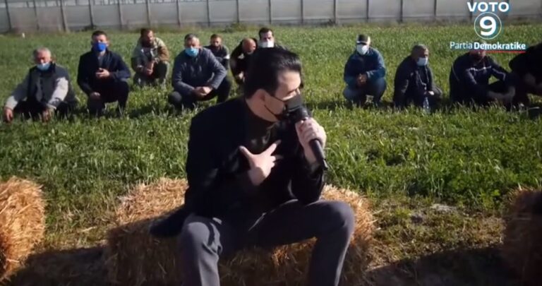 Basha i ulur në kashtë, takim në distancë me banorët në Roskovec (VIDEO)