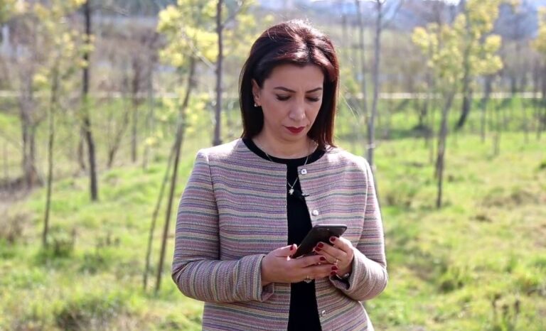 Ministrja Kushi telefonatë surprizë urimi për mësuesen e saj kujdestare të gjimnazit