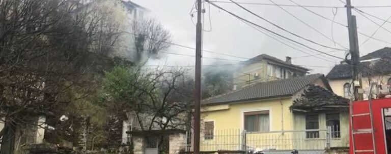 Zjarr në një godinë në Gjirokastër, rrezikohen shtëpitë e banuara