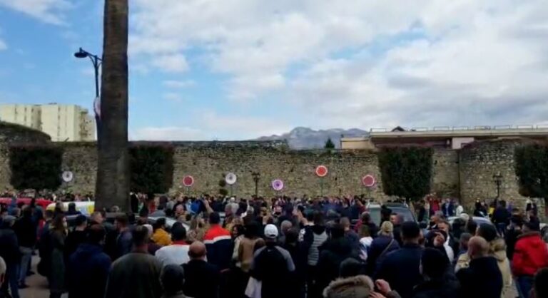 Qytetarët të revoltuar ndaj Ramës në Elbasan: Ik, ik, zhdukuni o plehra (VIDEO)