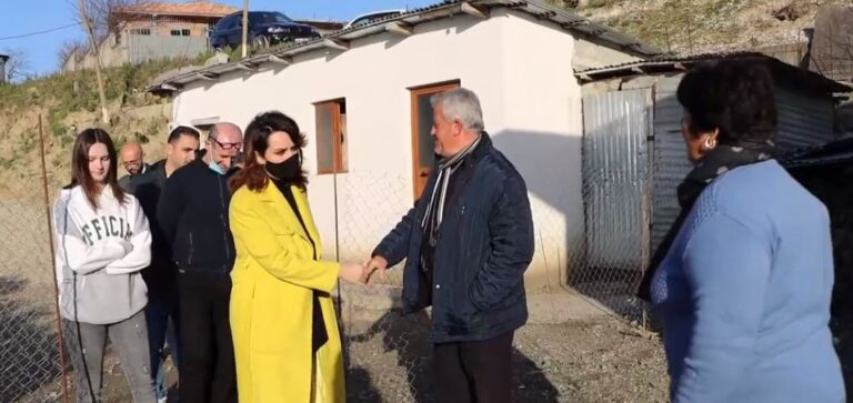 Grida Duma takim me fermerët në Kavajë: Mbështetje për hapjen e sa më shumë fermave (VIDEO)