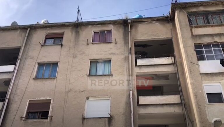 Shokuese ngjarja në Vlorë, gruaja mban burrin e vdekur në banesë për disa ditë