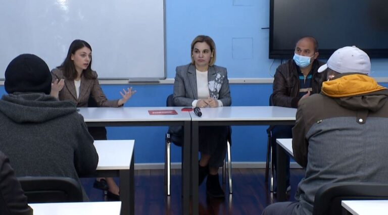 Kryemadhi takim me naftëtarët në Fier: Qeveria s’ka strategji dhe investime (VIDEO)