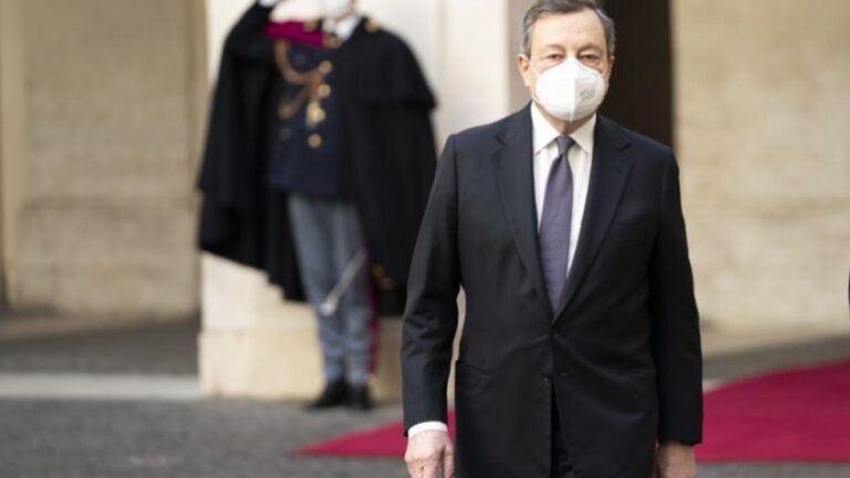 Kryeministri italian Mario Draghi dhe bashkëshortja e tij marrin dozat e para të vaksinës AstraZeneca