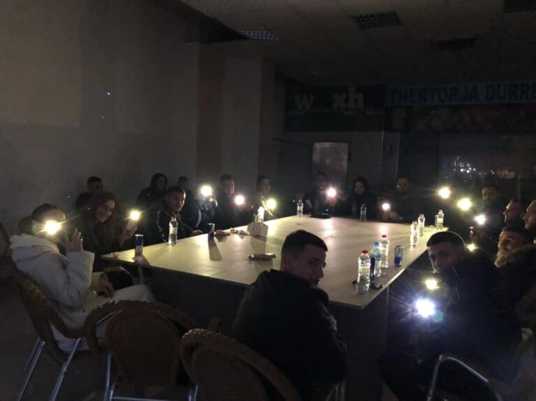 Rilindja ndërpret dritat në takimet e LSI në Durrës