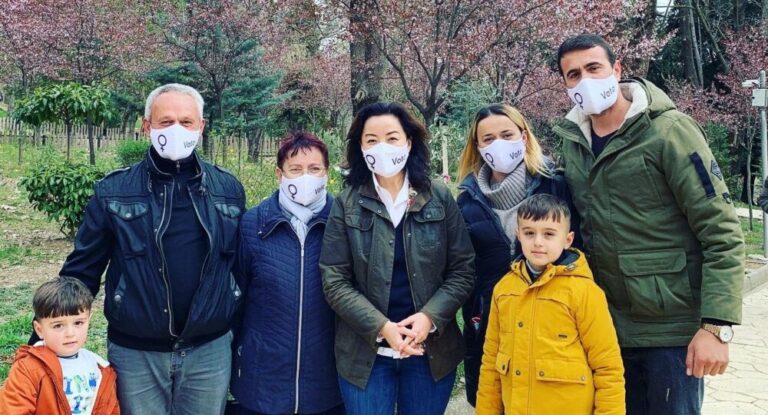 Me verore në dorë, Yuri Kim shëtitje nga Liqeni (FOTO)