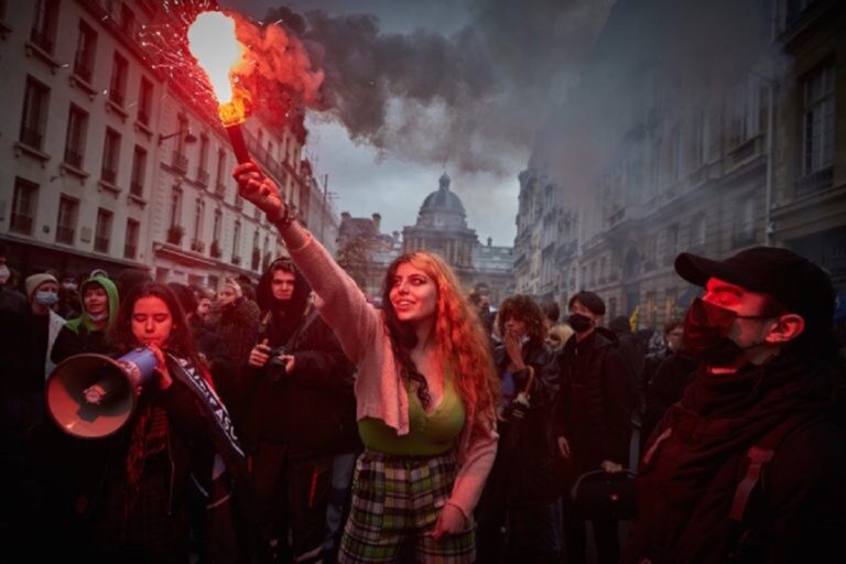 ”Ndizet” Parisi, qytetarët rrethojnë senatin me flakadan