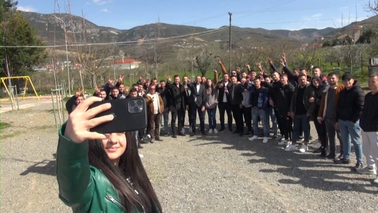 Gazment Bardhi me të rinjtë në Cërrik: Ndryshoni Shqipërinë me 25 prill