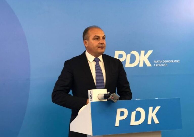 Hoxhaj përsërit: PDK nuk ka votë për Vjosën presidente, figurë përçarëse