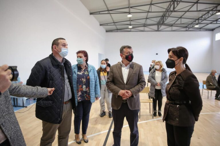 Ministrja Evis Kushi viziton qendrën e vaksinimit të mësuesve në Elbasan