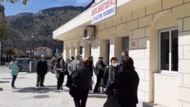 ”Kam dy orë këtu, nuk ka stola”, të moshuarit presin në radhë për t’u vaksinuar