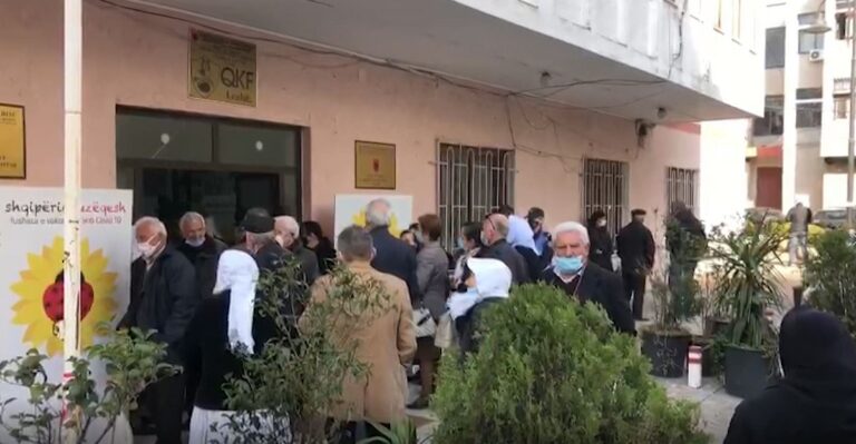 Qendra e vaksinimit në Lezhë, kaos dhe grumbullim nga të moshuarit
