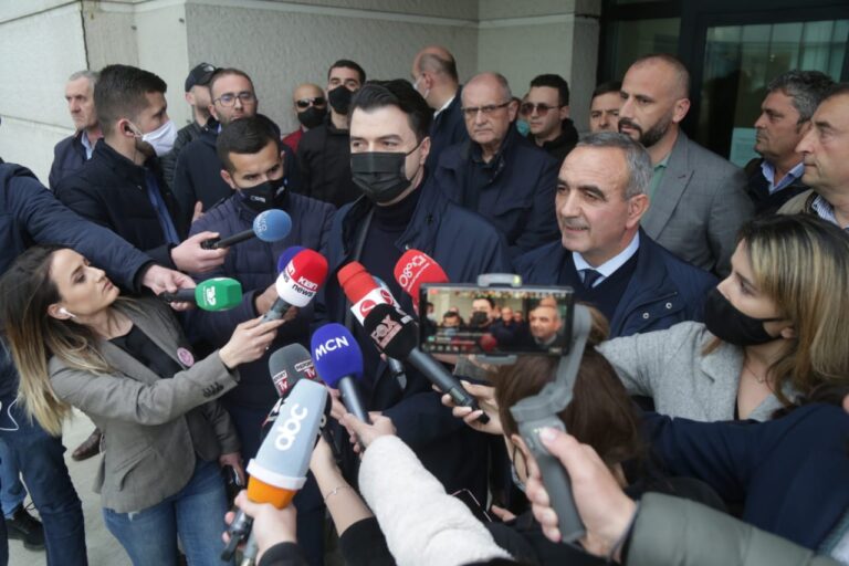 Dhuna e policisë ndaj opozitës, Lulzim Basha shkon tek zyrat e FRD: Rama ka humbur mendjen