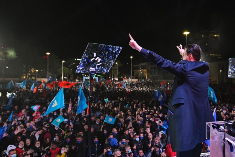 PD dhe PS hapin fushatën. Lulzim Basha: Edhe 31 ditë na ndajnë nga ndryshimi. Rama: Dua dhe 4 vjet të tjera!