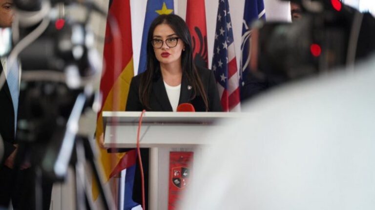 Pas publikimit të videos së burrit të saj, dorëhiqet ministrja e Jashtme e Kosovës. Ja mesazhi i saj