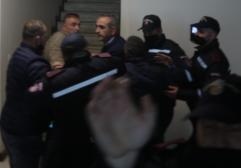 Përplasja në zyrat e FRD, policia shpall në kërkim dy persona: Hynë pa autorizim në godinë