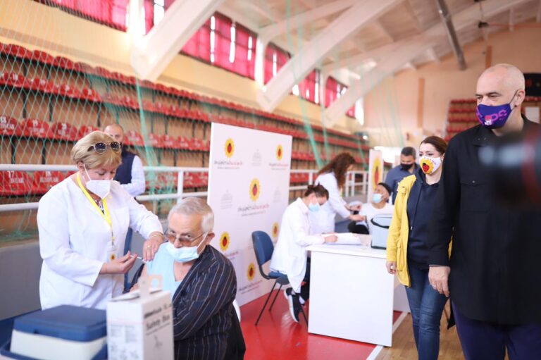 Rama: Pas moshës +70, vaksinojmë gratë dhe vajzat në fasoneri