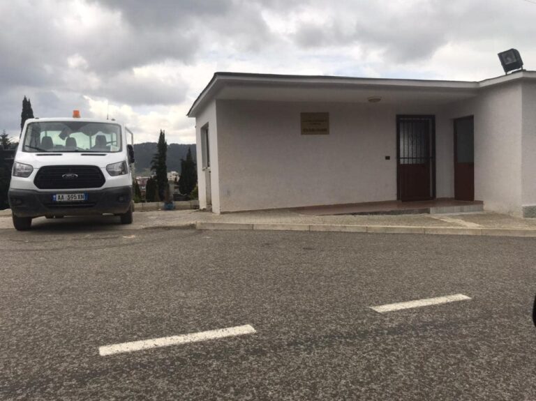 Belind Këlliçi publikon denoncimin nga banorët e Sharrës: Drejtori i varrezave po jep shpërblime në këmbim të votës