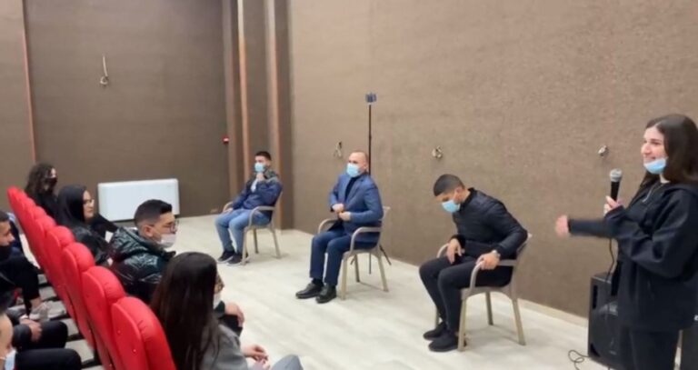 Qeveria mbylli Universitetet, por deputeti i PS grumbullon studentët (VIDEO)