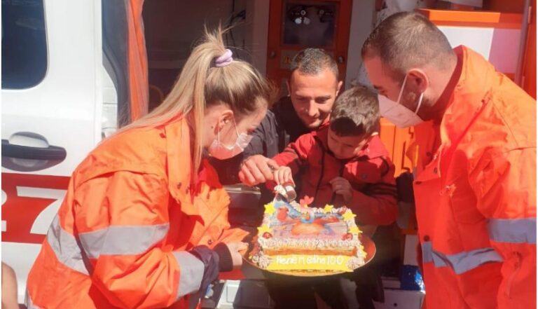 Punonjësit e ambulancës në Fier surprizojnë 5-vjeçarin për datëlindje