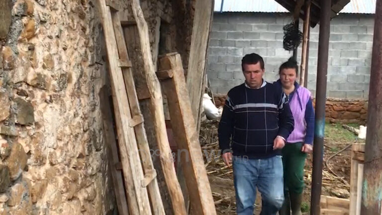 “Aman më ndihmoni” familja e varfër në Tropojë apel për ndihmë: Kemi mbetur pa shtëpi