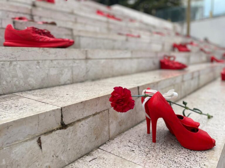 Mesazhi i fortë për këtë 8 Mars jehon në Durrës, tribut me këpucë të kuqe për gratë e vrara (FOTO)