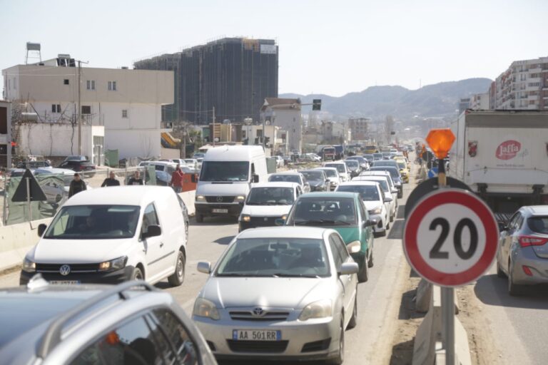Kaos te Astiri, radhë kilometrike makinash. Asnjë reagim zyrtar (FOTOLAJM)