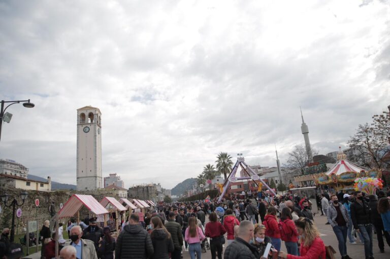 Covid-19 ”harrohet” në Shqipëri, duhet ashpërsim apo respektim të masave