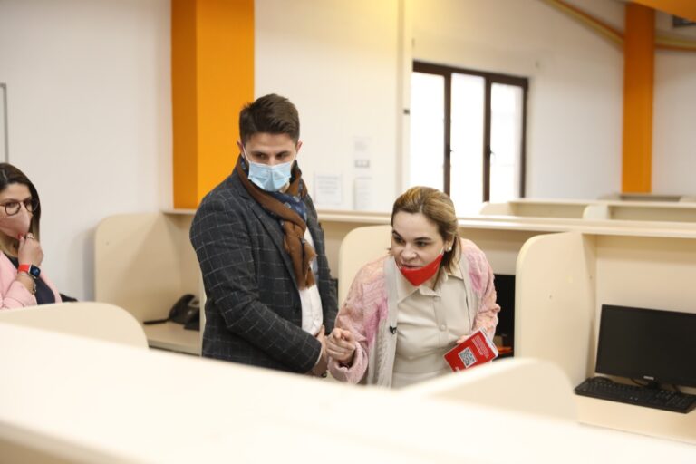 Monika Kryemadhi takim me të rinjtë në kryeqytet, takon edhe biznesmenin e suksesshëm Lorenc Goga