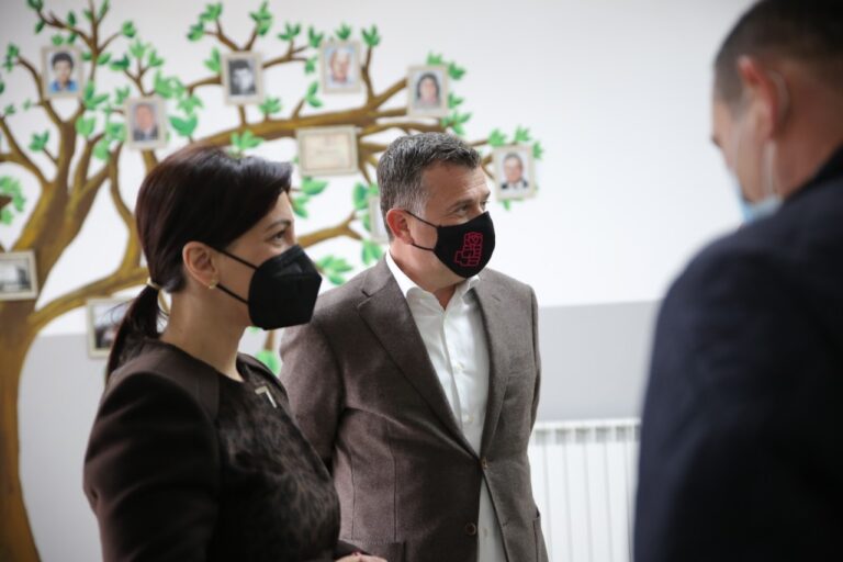 Kushi viziton qendrën e vaksinimit të mësuesve në Elbasan: Shpresëplotë për një rikthim të shpejtë në normalitet