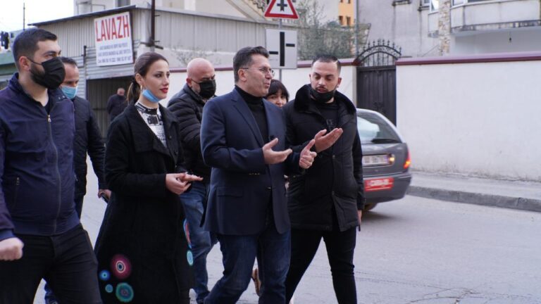 Takimet në njësinë nr.2, Mediu: 25 prilli, është bashkimi i shqiptarëve kundër së keqes