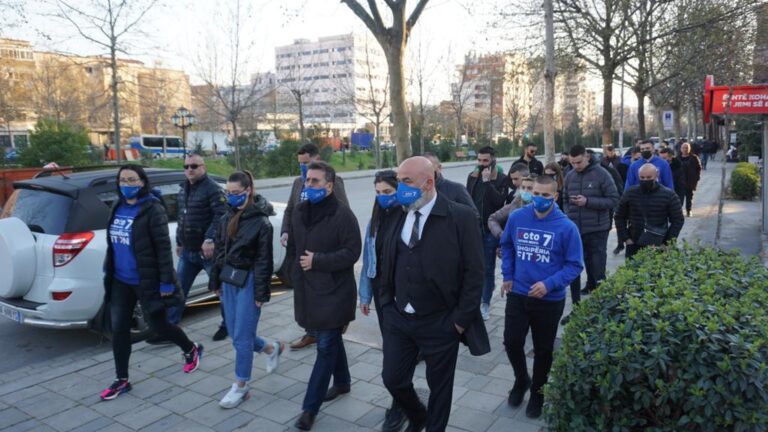 Mediu takim me banorët në Tiranë: Mos e shisni votën, përdoreni për të ndërtuar një ekonomi të fortë