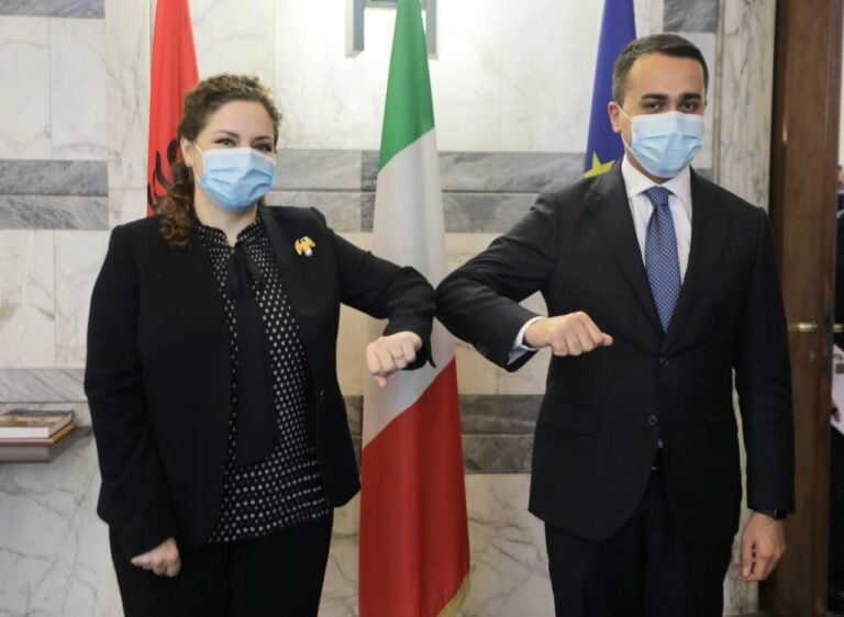 Ministrja Xhaçka: Arrihet marrëveshja mes Shqipërisë e Italisë për njohjen e lejeve të drejtimit të automjeteve