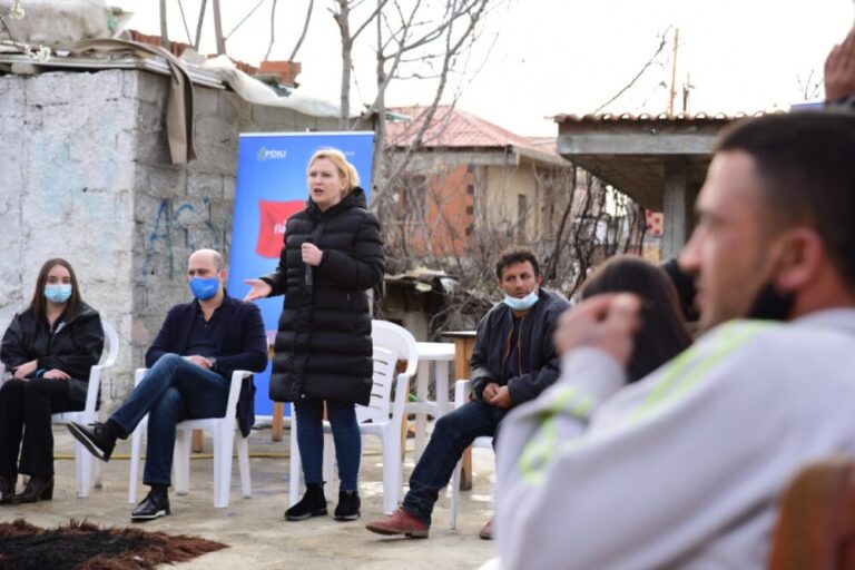 Mesila Doda takim me komunitetin rom: Jetojnë në kushte çnjerëzore, do të pezullojmë aktet arbitrare