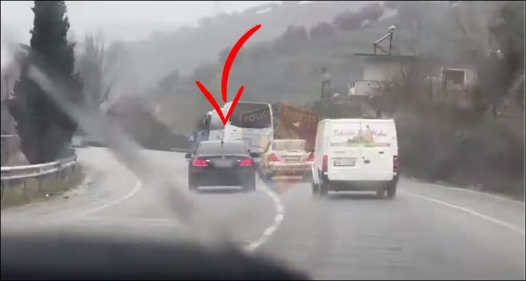 I “forti’ me “Benz” i dha gaz pa pyetur kë kishte mbrapa, por në fund gjithçka mbaron keq për te